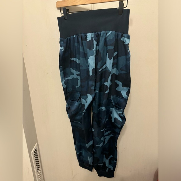 Cinq A Sept Giles High Waist Satin Jogger Pant Womens M Blue Camo Cargo Pocket - Picture 2 of 10